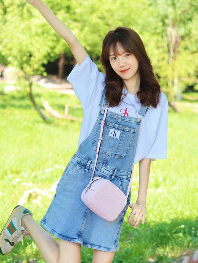 背带裙|牛仔背带裙小个子穿起来超时髦了!内搭白色短袖T恤,好看又减龄