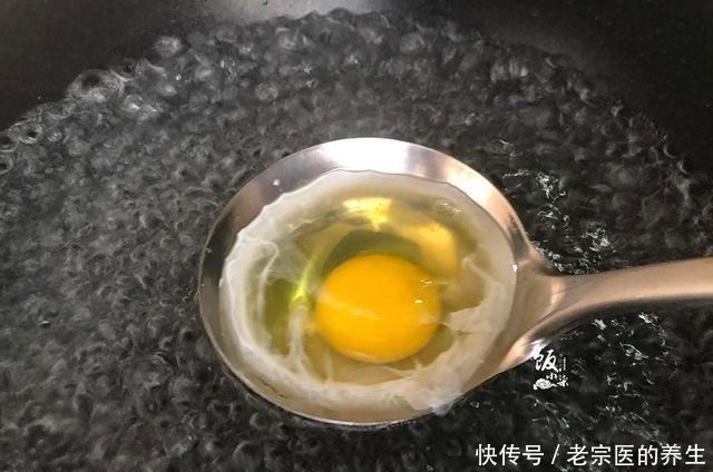 水煮荷包蛋时,总是散花有白沫教你一妙招,完整滑嫩不粘锅