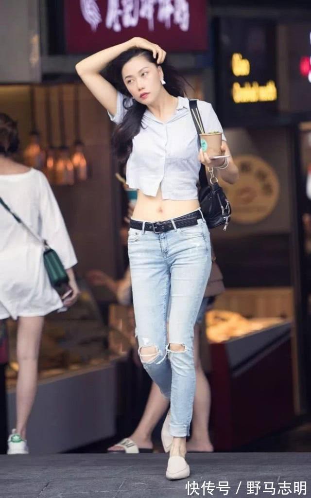 美女|街拍：气质大方的美女，灰色休闲装搭配牛仔裤，展现的腿部修长纤细