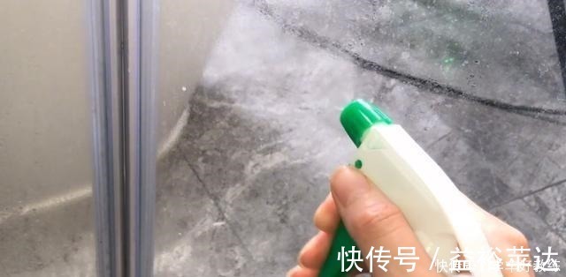 玻璃门|浴室玻璃总有水垢擦不干净教你简单一招，轻松一擦水垢全去除！