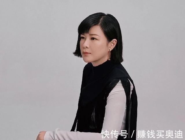 穿搭|杜华也拍时尚画报了!短发+红裙高级又干练,皮肤保养得相当不错!