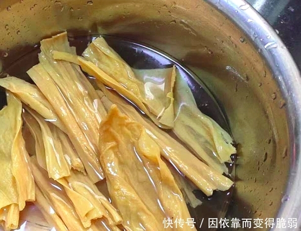 春天这两素菜一起炒,不放肉也很香,大人孩子都喜欢