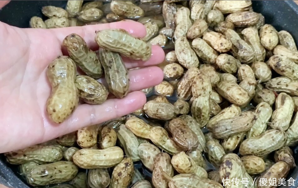 好吃|做水煮花生时,直接加盐煮是大忌,记住这个方法,好吃又入味