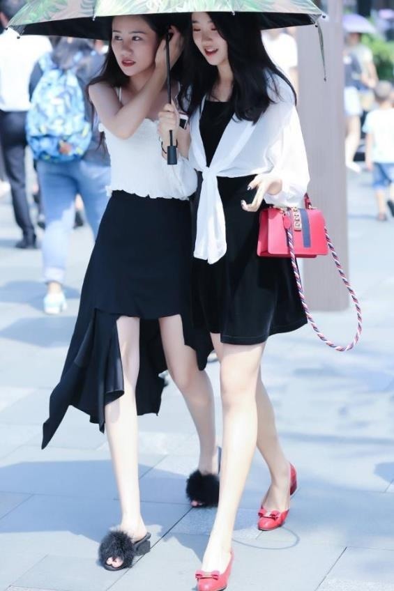 美女|五官精巧的美女,格子衬衫搭配牛仔裤,绽放出不一样的魅力