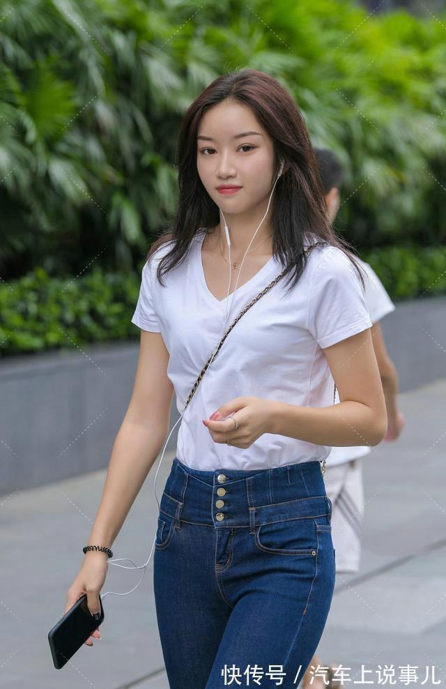牛仔|女生清新的搭配,白色一字肩配牛仔阔腿裤,穿出邻家女孩的美