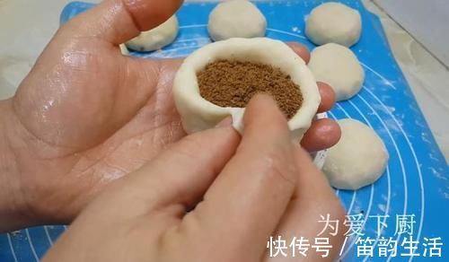 在家面粉别炸油条了，开水一烫，比蛋糕烧饼还香，真的非常美味