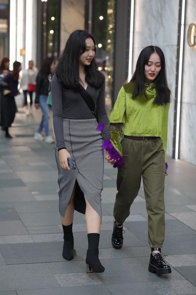 裙子|街拍美女：女生搭配高跟鞋，气质显得浪漫又时尚