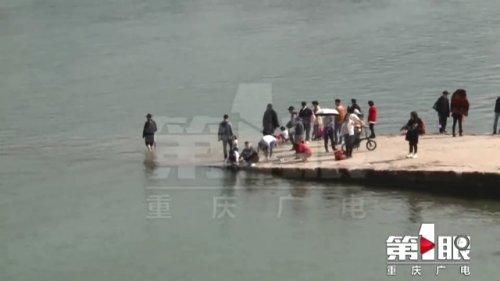 低薪|暖阳太诱人 市民三五成群江边撒欢