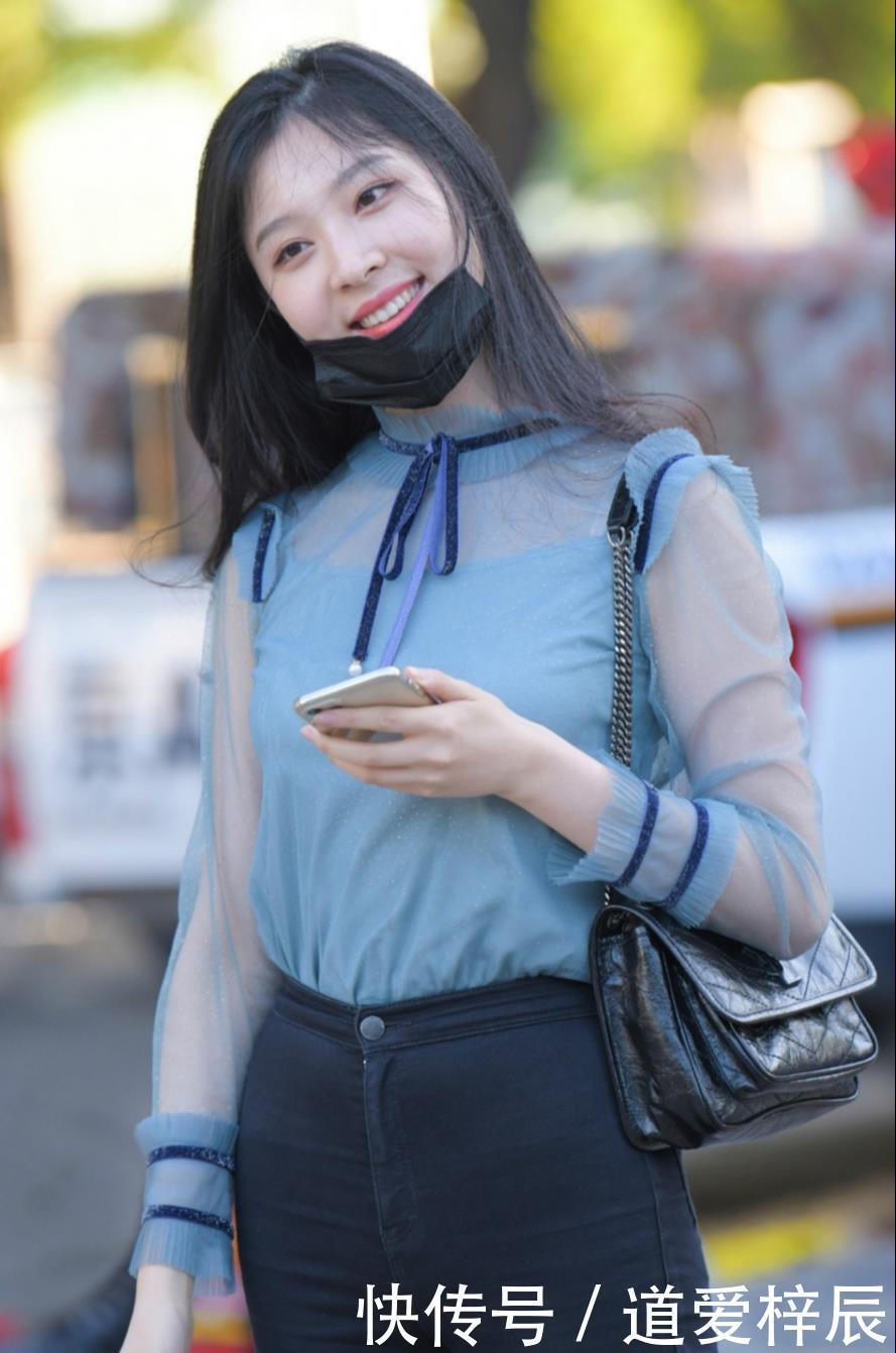 深色系的休闲裤，给人初恋般的甜美感觉