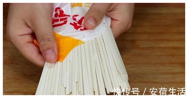 一个勺子|煮面条,最忌水开下锅,牢记这一点,保证面条爽滑又劲道