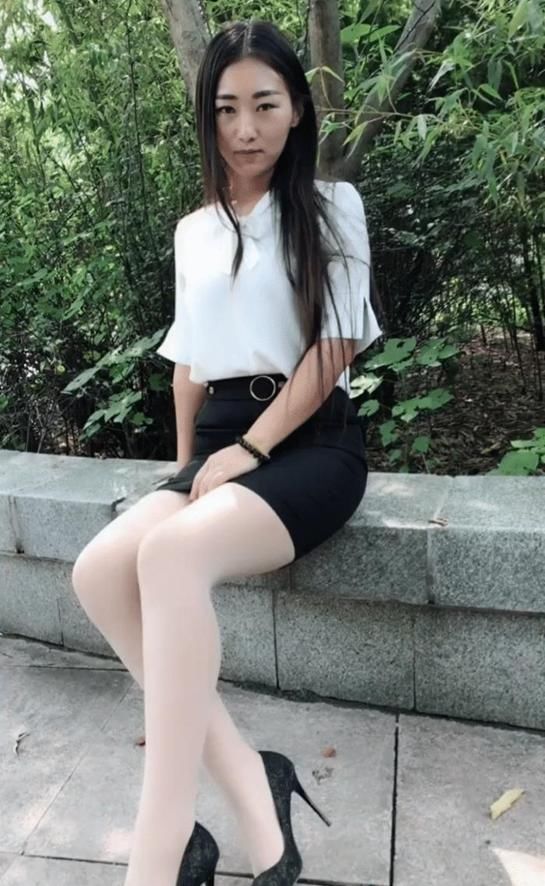 潮流小姐姐巧笑倩兮,优雅不失高贵,更加潮流范儿