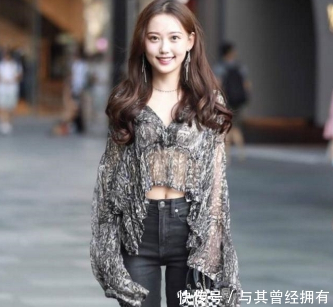 身材|街拍:成熟美女韵味十足,身材高挑皮肤白皙,散发女性特殊魅力