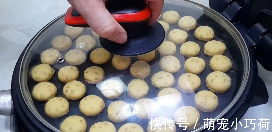 保鲜膜|1个红薯，3勺面粉，不用一滴水，做出创意小吃，保证孩子天天嚷着吃