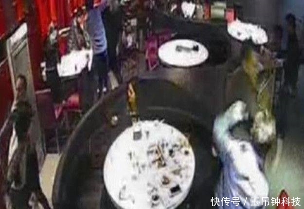 海底|男子去吃海底捞,被一群人疯狂殴打,网友:是我我也打你