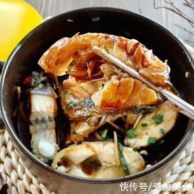 鲈鱼不止可以清蒸,这么做大人小孩抢着吃,酱香浓郁,回味无穷