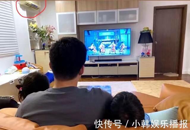 别墅|霍启刚搂孩子看电视，1.5亿别墅装修超普通，客厅空调都发黄了