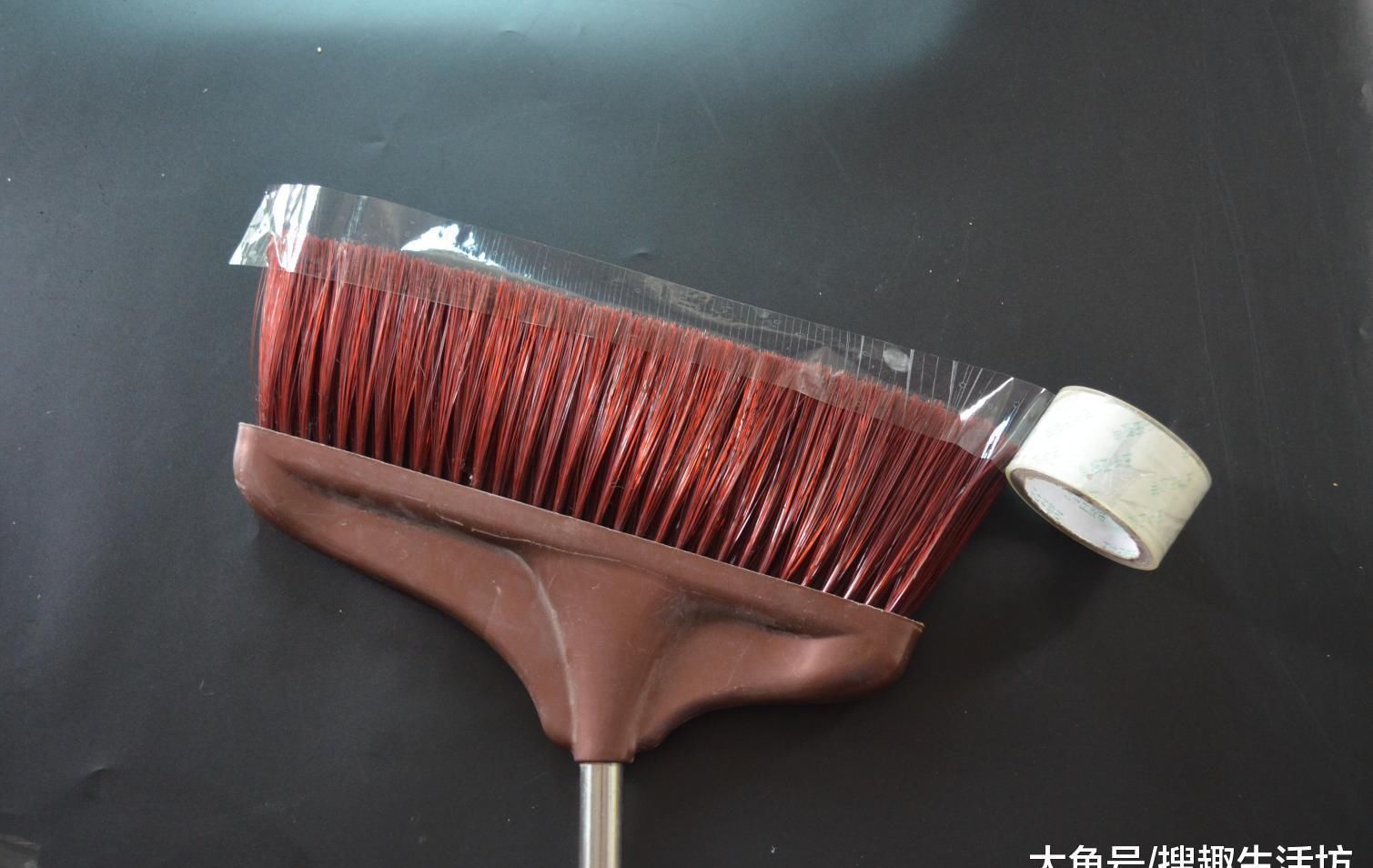 家家户户|把胶带粘在扫把上, 放在家里有大用处, 解决了家家户户的一大难题