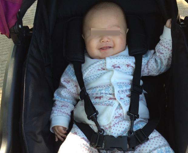 宝宝|4个月宝宝被查出“脊柱变形”,只因妈妈带他出门时,总爱这么做