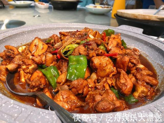 沂蒙炒鸡|老丈人办升学宴,我随礼一千元,看看他安排的这桌菜,值多少钱