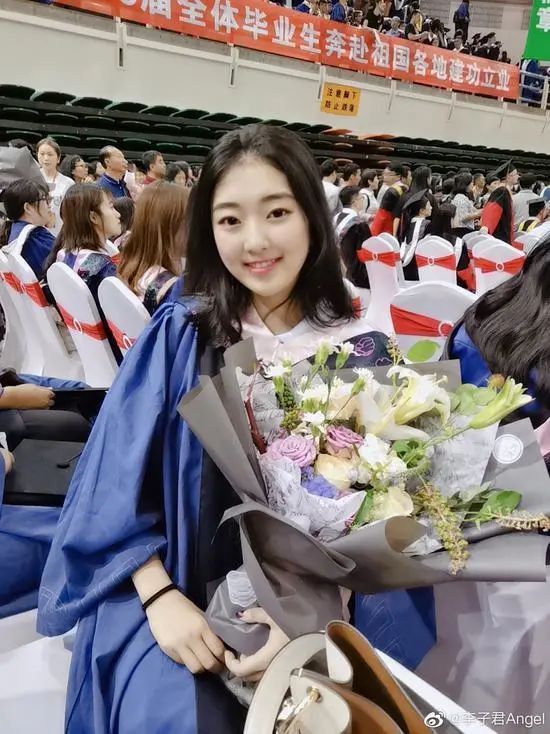 女单|李子君粉丝们收获意外“狗粮”!中国花滑女神24岁就结婚,长相太甜美受日本人追捧!
