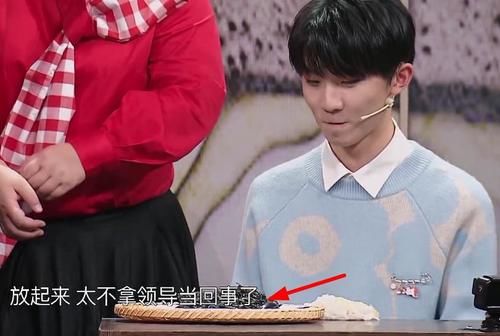 馬嘉祺當(dāng)眾吃“蚯蚓”，強(qiáng)忍吞下的畫面好辛酸，一旁沈騰太仗義