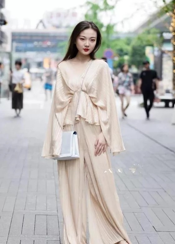 看上去|街拍:身材苗条的小姐姐,让人看上去十分的羡慕