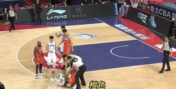 选手|CBA“战火”持续上演,撕扯对手衣服用脚踹人,暴怒裁判都拉不住