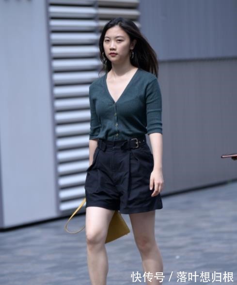 短裤 V领紧身针织衫高腰短裤,经典简约,时尚成熟!