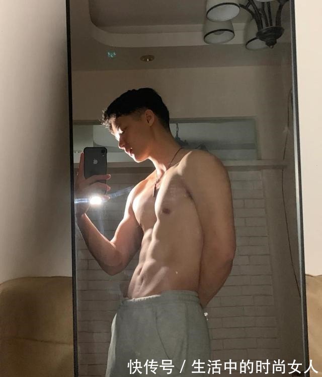 被這枚愛秀腹肌的肌肉“小狼狗”圈粉了！