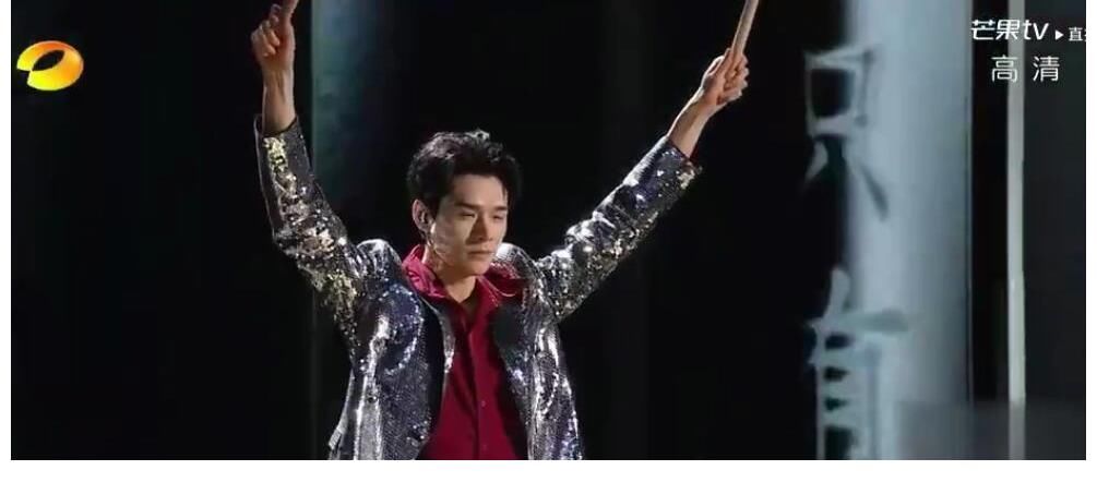 湖南卫视跨年晚会尴尬瞬间,主持团出场集体翻车,杨幂飞吻周笔畅