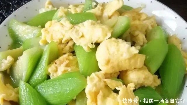 夏天要多吃絲瓜,清熱去火,美白補水,簡單一炒軟嫩鮮美,真不錯