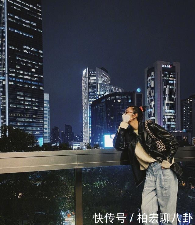 简单|刘雯不愧是超模,穿羽绒服配条纹衫简单随性,普通服装穿出高级范