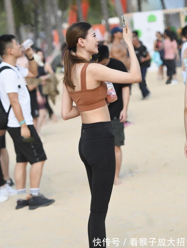 成熟|棕黄色运动风上衣，搭配明艳妆容，成熟性感明艳大气