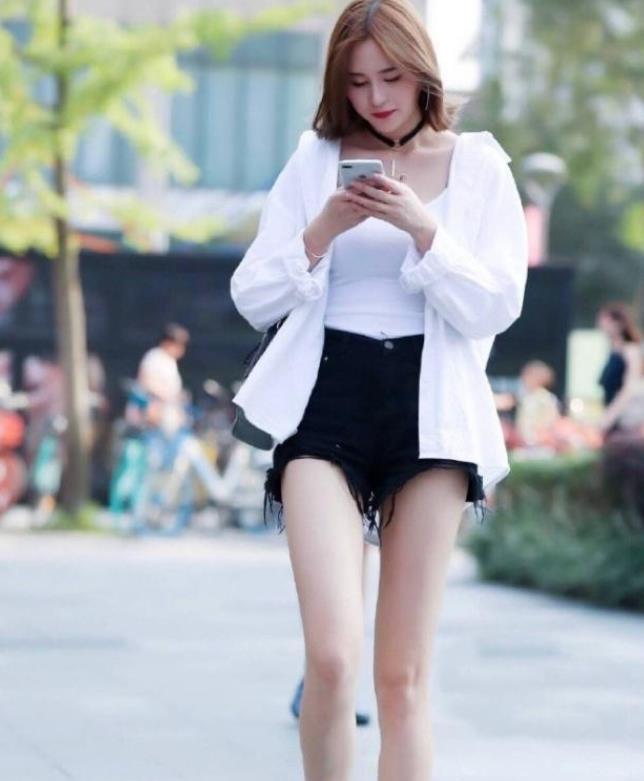 浅蓝色|街拍小姐姐一款高腰的浅蓝色牛仔裤搭配一双平底鞋,很有少女范