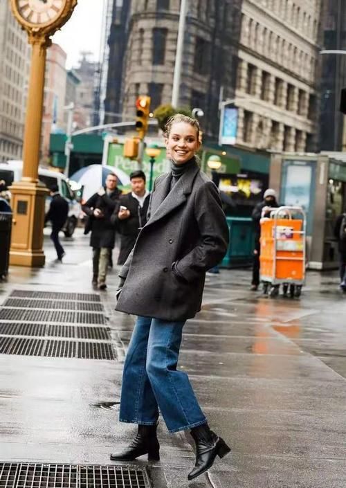 ?女人到了中年，这才是你该有的穿搭：大衣+阔腿裤，时髦又减龄