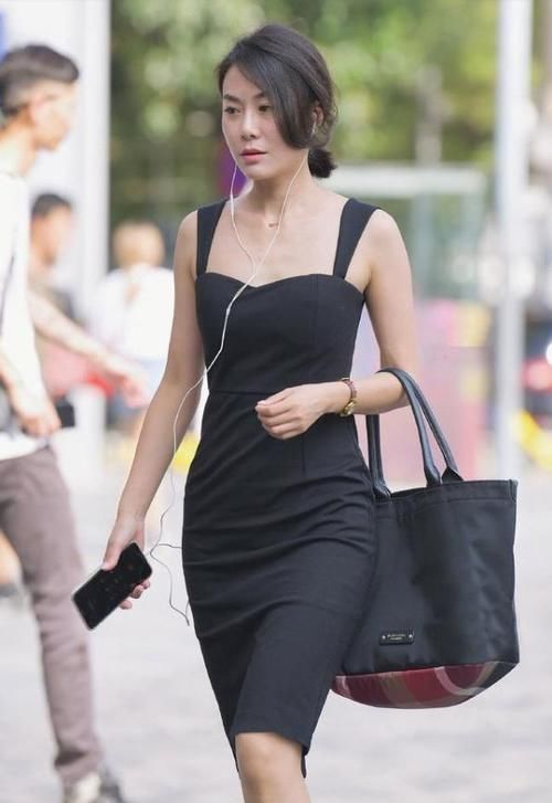 黑色是永远不会过时的颜色！不得不说黑色连衣裙，又a又飒