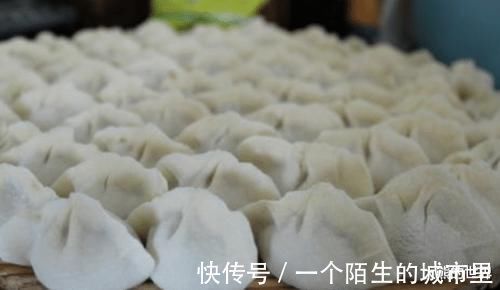 所以白菜做馅时,这就是调馅前多做的一步,饺子不出水好包,鲜香多汁