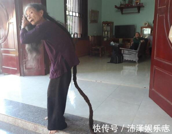 长头发|84岁农村老奶奶,25年不剪头发,头发变成了一根“蛇”