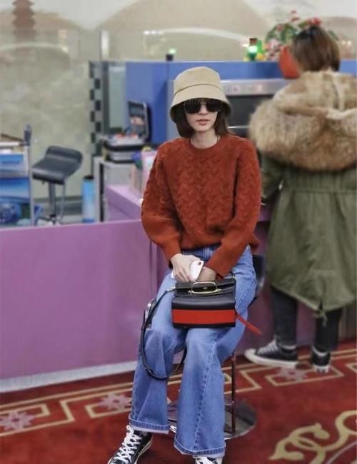 阔腿裤|穿搭真接地气！酒红色毛衣搭配牛仔阔腿裤，日常又百搭