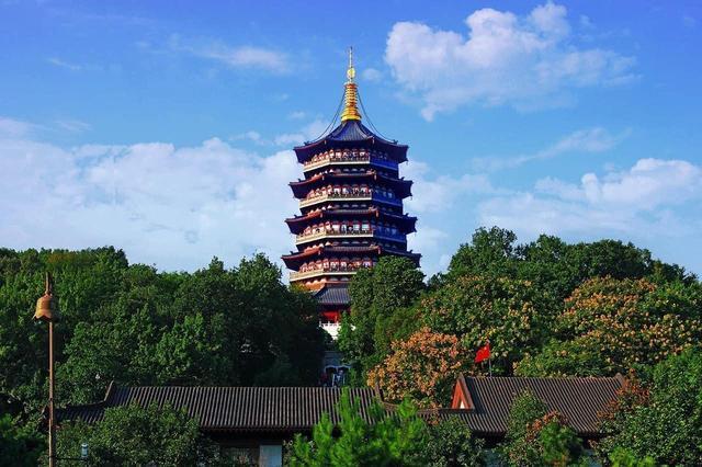 雷峰塔|我国首座彩色铜雕宝塔，属于国家AAAA级旅游景区