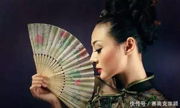 旗袍|旗袍走秀的时候,怎么使用扇子、油纸伞等道具做到如何锦上添花?