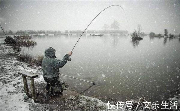 冬季钓鱼,看准风向选时机,北风和南风,哪种风向鱼最好钓?