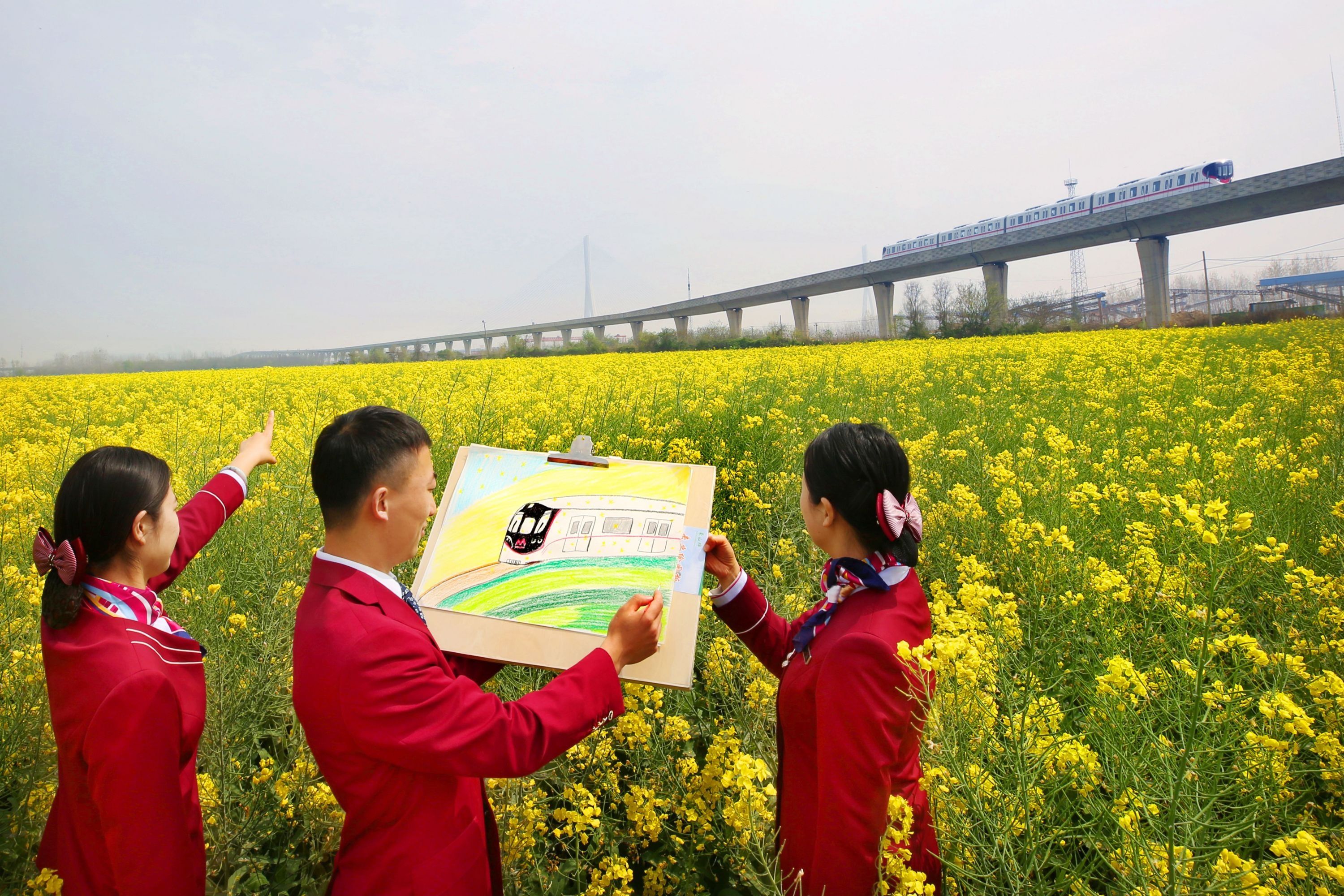 坐地铁来赏花！“最美观江地铁”穿行油菜花田