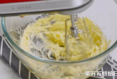 周末这样吃，雪顶焦糖咖啡磅蛋糕开启元气满满的一天