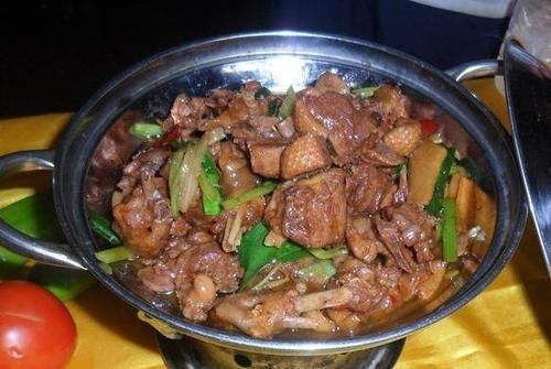 炖啤酒鸭别直接加啤酒!饭店大厨“这样”做,难怪鸭肉不柴还入味