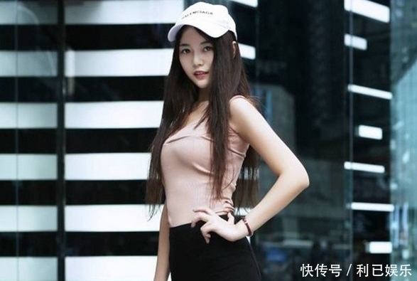 性感|街拍:温柔又带着性感的妹子,凹凸有致身材不好驾驭不了!