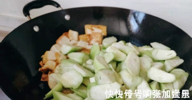 豆腐和它是绝配,切块一煎再一炖,软嫩鲜美好消化,天天吃都不腻!