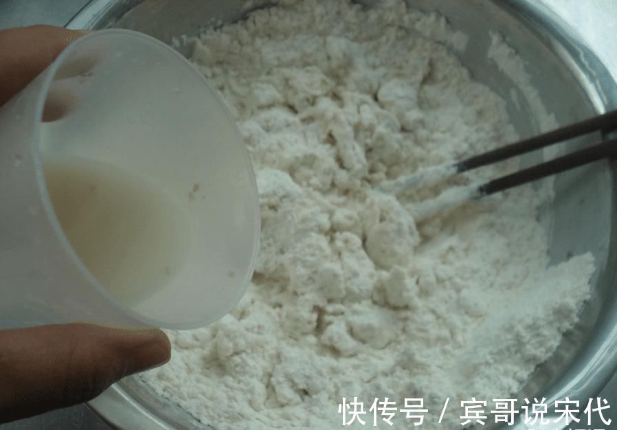 面团|无论蒸包子或馒头，记住4个技巧，蒸好后不回缩不塌陷，又香又甜