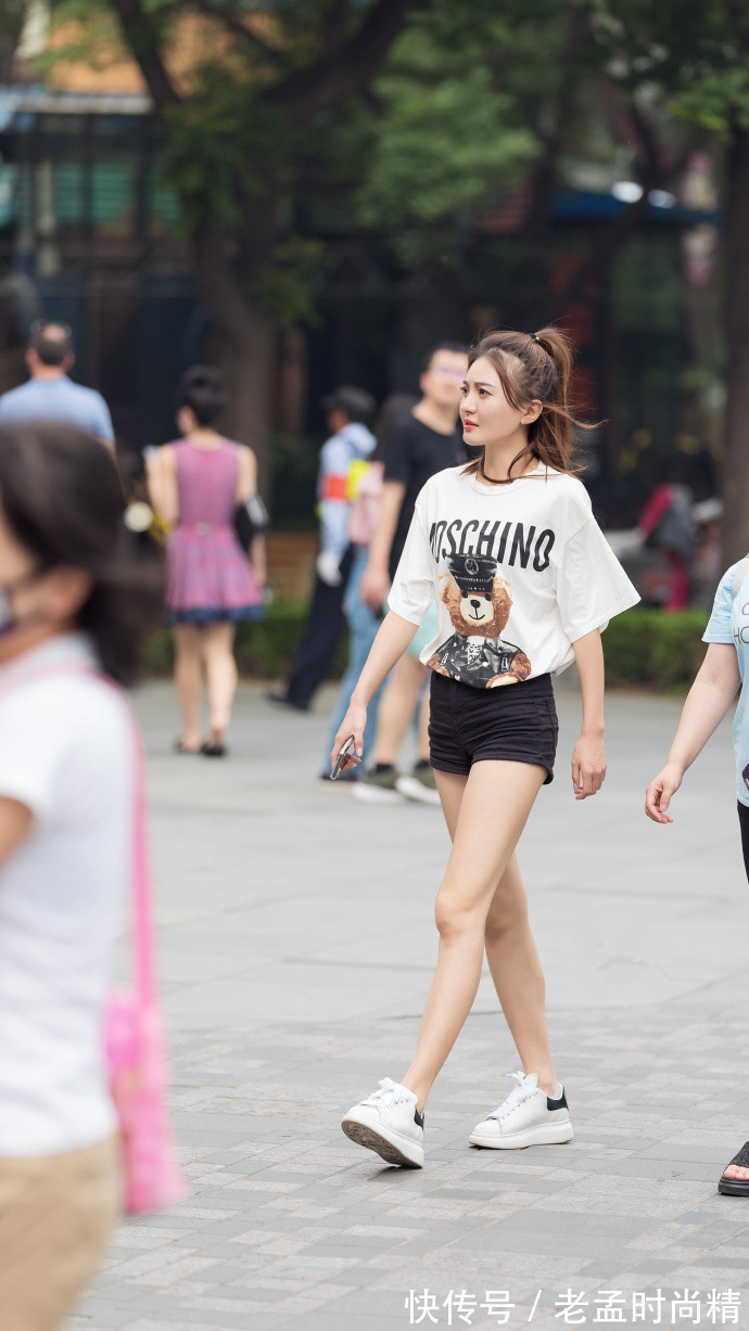 搭配|北京街拍,几款休闲青春范的夏季搭配,你更喜欢哪一款?
