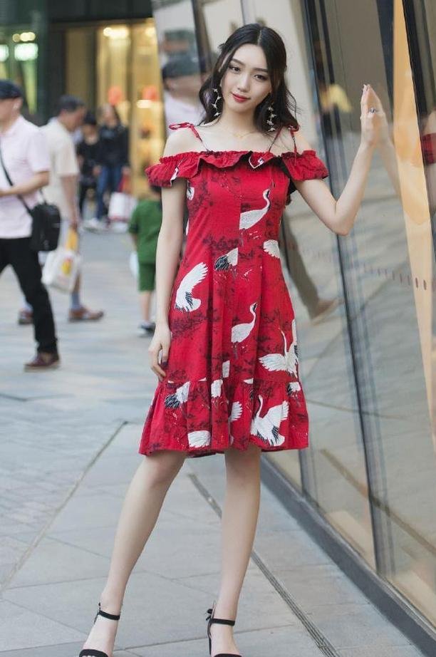 时尚女郎偏爱吊带连衣裙，简约又时尚，红色花纹中国风的感觉
